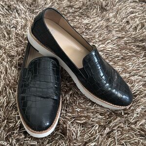 Johnston&Murphy Women loafers. Semi-gloss, crocodile skin design. Size 9M